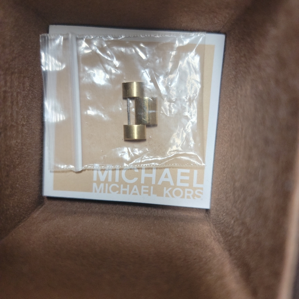 Michael Kors Layton Chronograph Black Dial Gold. Comes with box & extra links - Picture 4 of 7